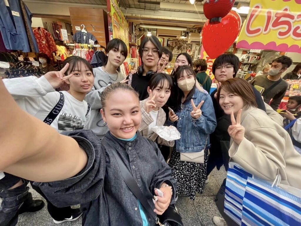 プレゼンする卒業生
