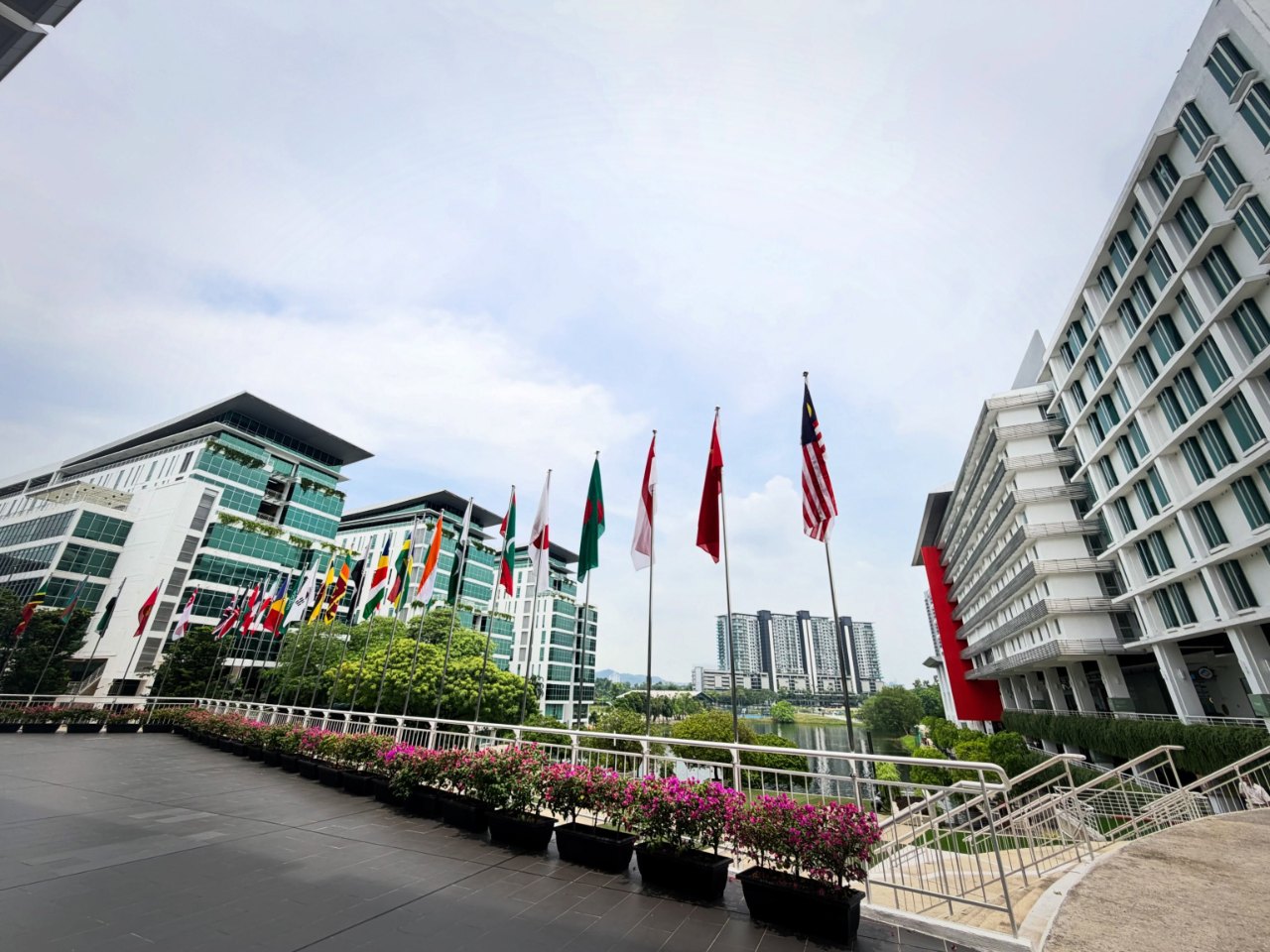 各国の国旗が並ぶマレーシアの大学キャンパス