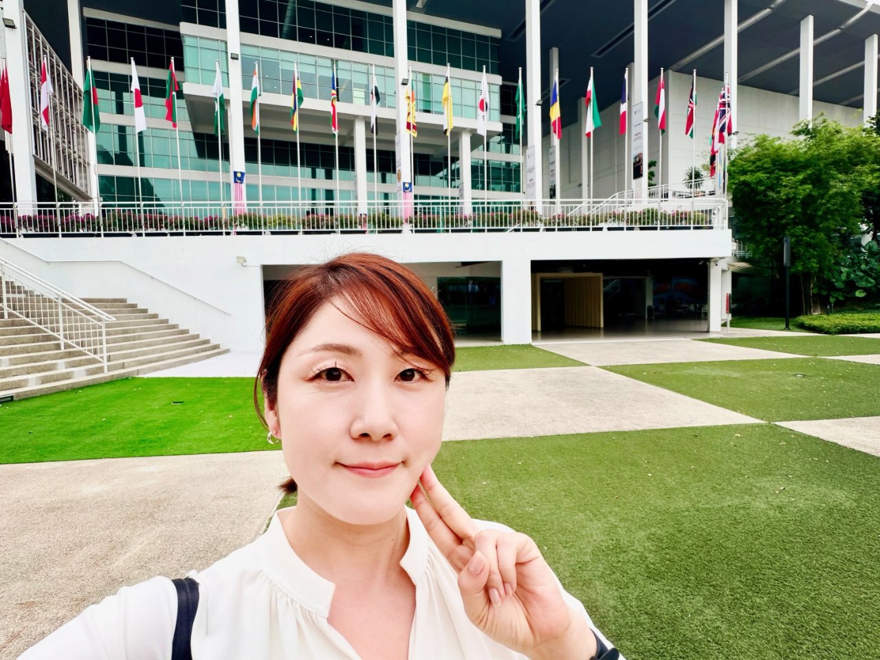 マレーシアの大学キャンパスで視察中の近藤英恵