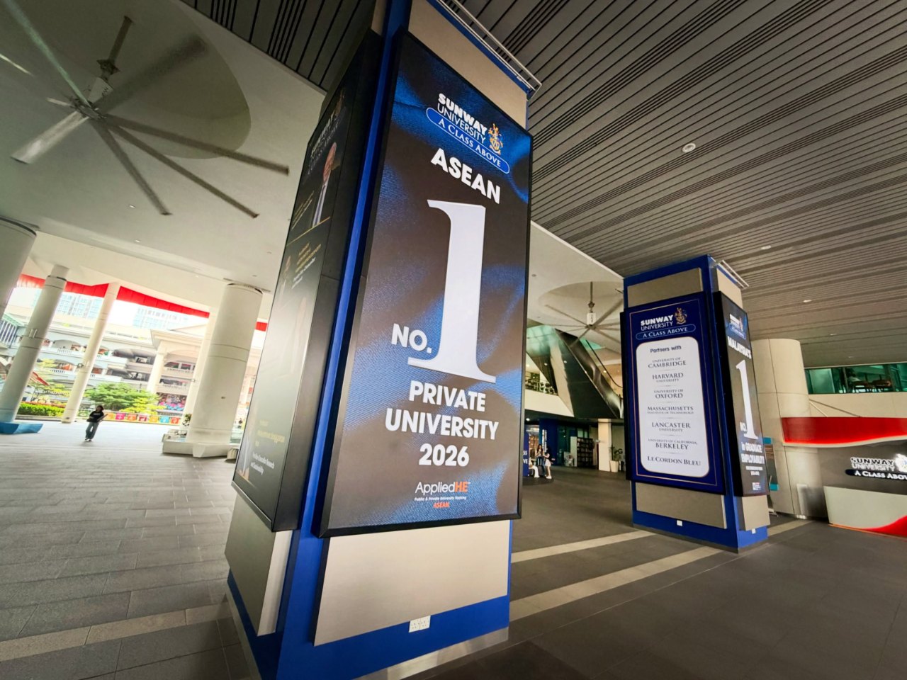 ASEAN No.1 Private University 2026と掲げられた大学キャンパスのサイン