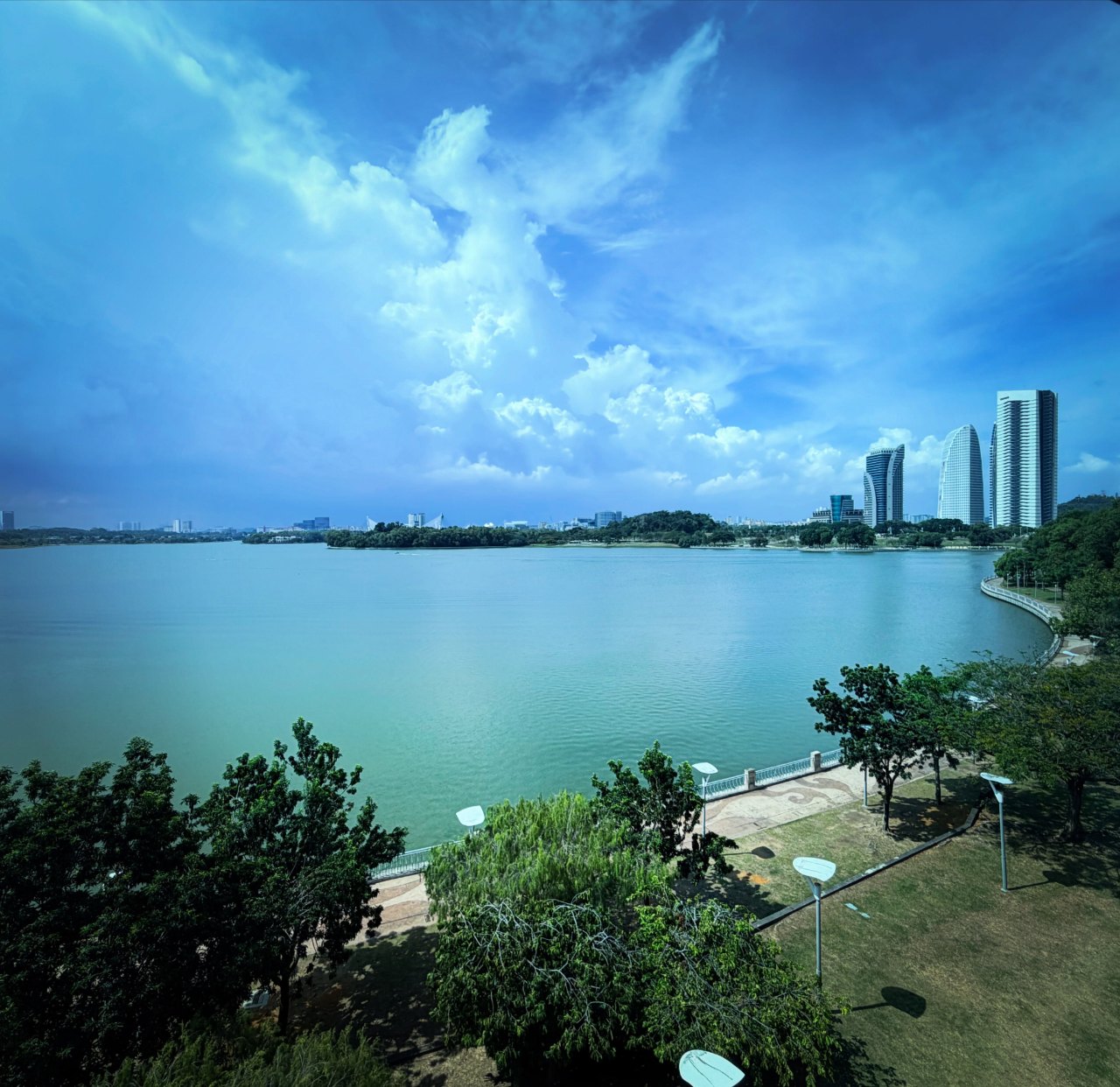 マレーシア・プトラジャヤの湖畔の風景