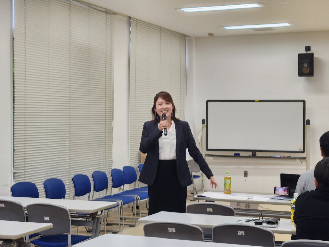 審査員紹介であいさつする近藤英恵