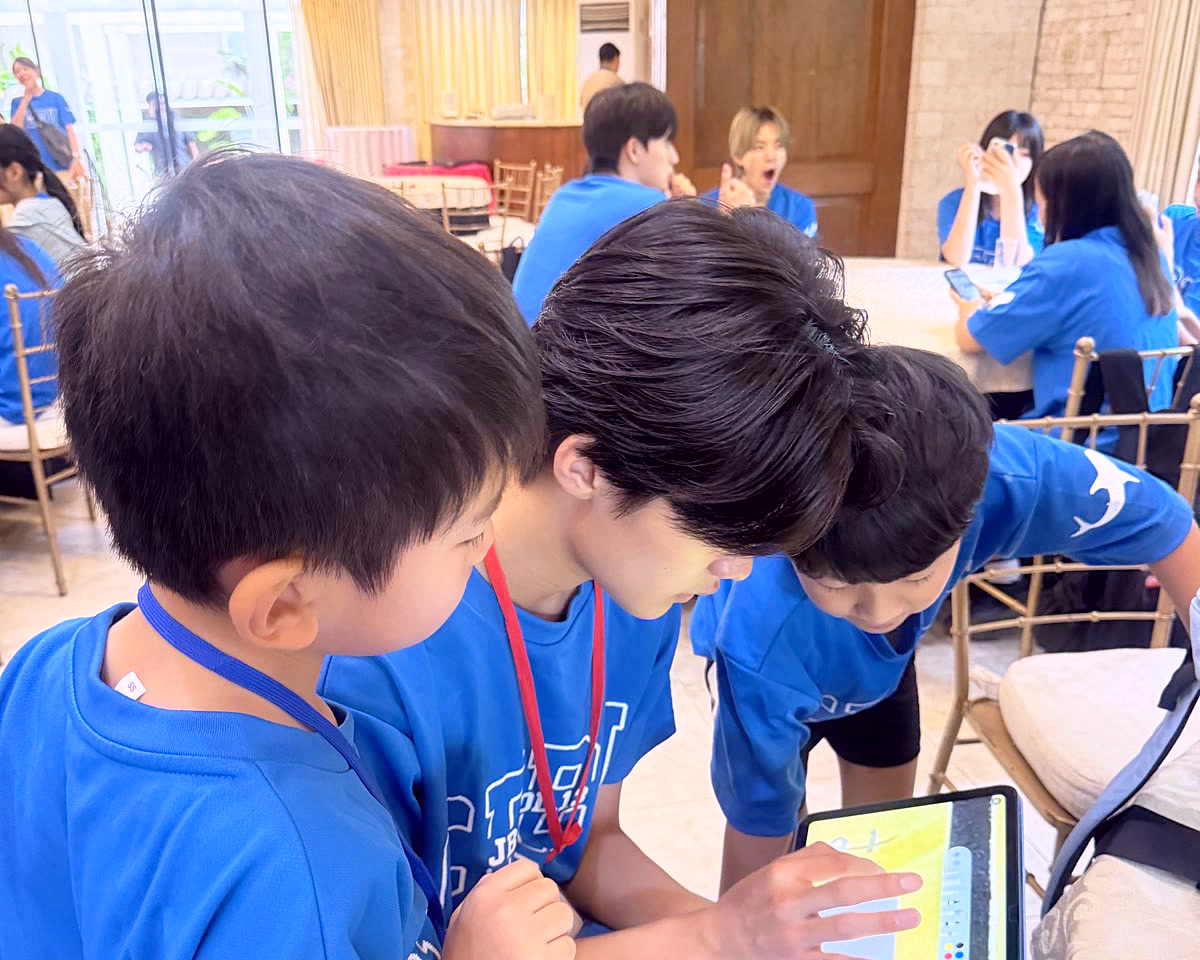 発表前にタブレットで資料を確認する参加者たち